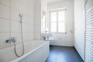 Für Stadtliebhaber: 2-Zimmer-Wohnung mit Balkon und modernem Tageslichtbad nahe Boxhagener Platz – Simplonstraße 53a, 10245 Friedrichshain, Berlin – Vorschaubild 4