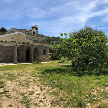 Schönes Landhaus mit 4 Schlafzimmern auf einem 31.000 m2 großen Grundstück in Valle de Abdalajís.