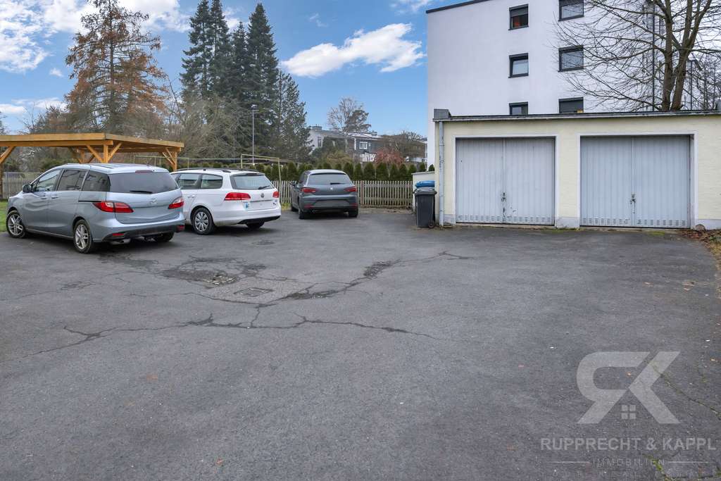 Immobilie in Weiden in der Oberpfalz - Solide Kapitalanlage: Vermietete 4,5-Zimmer-Erdgeschosswohnung mit Balkon und Stellplatz in Weiden - Bild 2