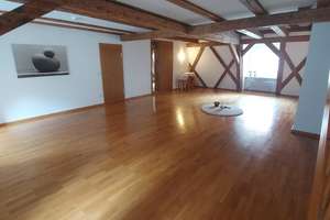 Altstadt Regensburg, Bismarckplatz: Großzügige 2 1/2 Zimmer-Dachgeschoss Wohnung mit großer Galerie