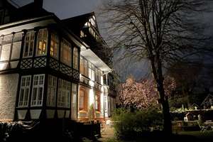 180m2-Altbauwohnung mit Balkon und Wintergarten mit Allerblick in Villa von 1907 in 1A-Stadtlage