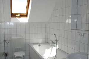 DG / LAMINAT / Bad mit Fenster / wg-gerecht ** – Fröbelstraße 4, 9126 Chemnitz – Vorschaubild 2