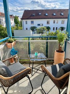 Exklusive, geräumige und vollständig renovierte 1-Zimmer-Wohnung mit Balkon und EBK in Poing