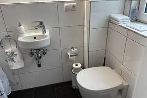 Wie ein eigenes Haus! Maisonettewohnung mit separatem Eingang, Terrasse und Garten! – Am Leymberg 9, 56075 Karthause Flugfeld, Koblenz – Vorschaubild 3