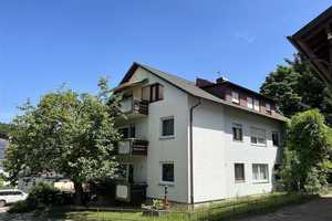 NEU!  Gut vermietetes 6-Fam.-Wohnhaus mit 4 Garagen und 1079 m² Grdst. in Pfinztal! – Im Saalbrett 3, 76327 Karlsruhe (Kreis) – Vorschaubild 1