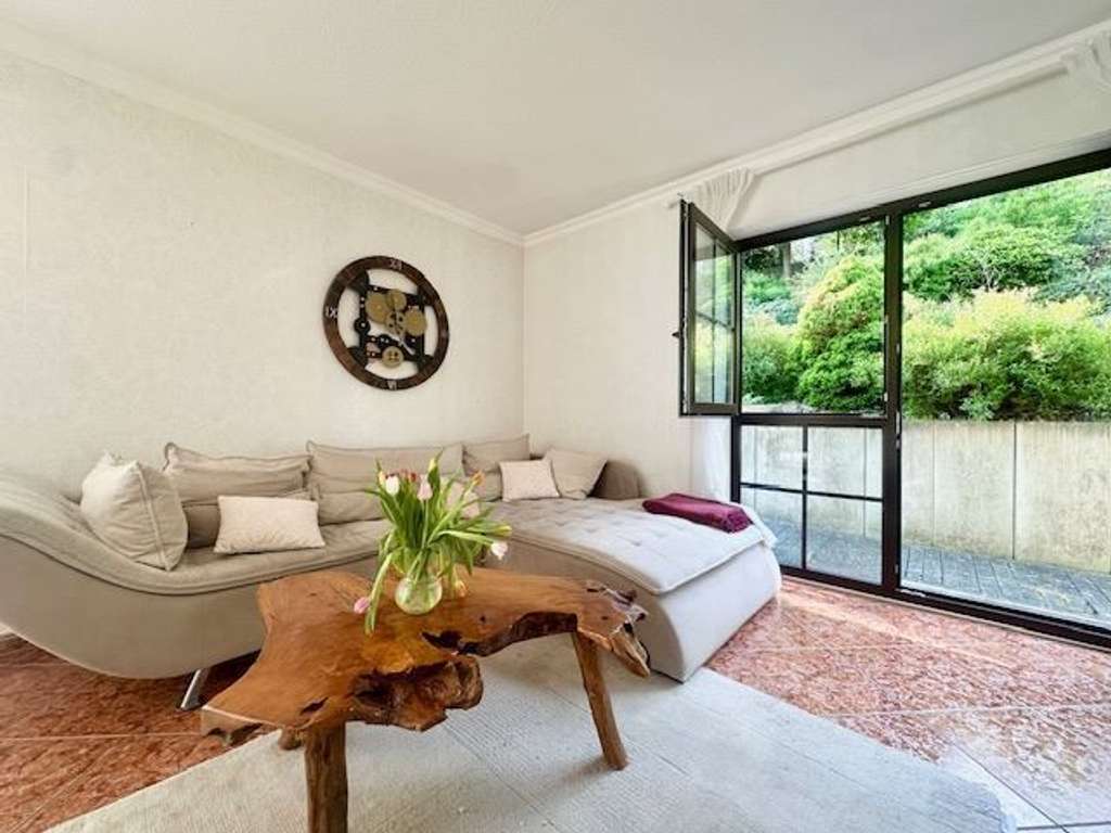 Top gepflegtes Zweifamilienhaus 
mit 4 Stellplätzen & Doppelgarage 
in gehobener Wohnlage