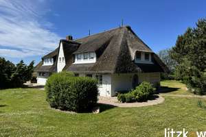 Heimeliges Reetdachendhaus in traumhafter Lage an den Deichwiesen !