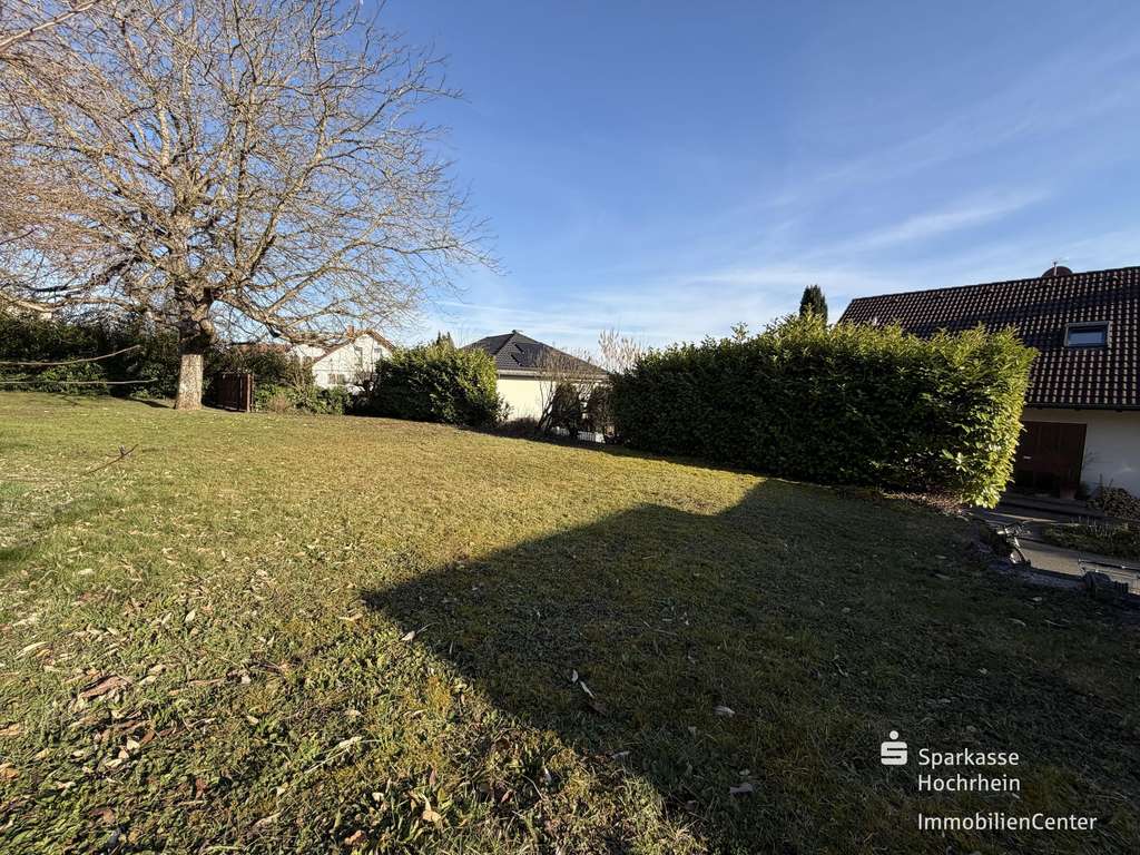 Immobilie in Jestetten - Viel Platz für Ihre Wohnträume - Raumwunder in Jestetten mit Garten und separater Einliegerwohnung - Bild 2