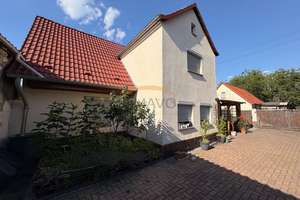 Familienfreundliches Einfamilienhaus mit großem Grundstück, Kamin, Nebengebäuden und viel Potenzial – Die vollständige Adresse der Immobilie erhältst du vom Anbieter., 1979 Lauchhammer – Vorschaubild 2
