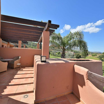 Beeindruckendes Eck-Penthouse in erster Golfreihe mit Panoramablick auf das Meer und die Berge