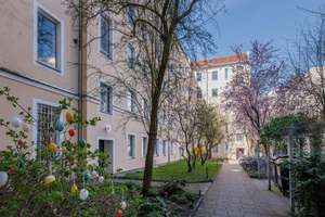 Wunderschöne Altbauwohnung mit 3 Zimmern und DG - Rohling mit Baugenehmigung in Charlottenburg – Die vollständige Adresse der Immobilie erhältst du vom Anbieter., 10625 Charlottenburg, Berlin – Vorschaubild 1