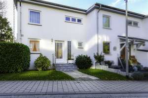 Zeitloses Design – Praktisches Reihenendhaus – Die vollständige Adresse der Immobilie erhältst du vom Anbieter., 23843 Bad Oldesloe – Vorschaubild 2