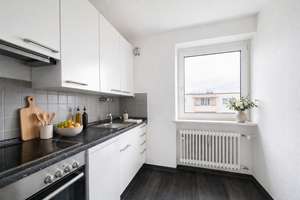 Gut geschnittene 2-Zimmer-Dachgeschosswohnung mit Süd-Balkon und Blick ins Grüne - frei verfügbar – Die vollständige Adresse der Immobilie erhältst du vom Anbieter., 81477 Solln, München – Vorschaubild 4