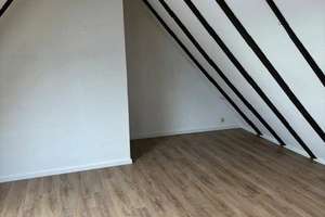 Teilmodernisierte 3-Zimmer-Maisonette-Dachgeschoßwohnung mit Balkon in Köln-Buchheim – Die vollständige Adresse der Immobilie erhältst du vom Anbieter., 51065 Buchheim, Köln – Vorschaubild 8
