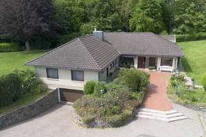 Alles auf einer Ebene! Winkelbungalow mit Poolhaus, PV-Anlage und neuer Wärmepumpe – Die vollständige Adresse der Immobilie erhältst du vom Anbieter., 24402 Esgrus – Vorschaubild 1