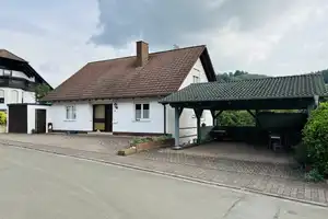Wohnen auf einer Ebene mit Garage, Doppelcarport und Garten – Flurstraße 6, 67744 Kusel (Kreis) – Vorschaubild 1