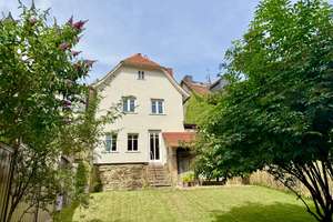 Charme vergangener Zeit trifft modernen Wohnkomfort: Frisch saniertes Altstadthaus mit sonnigem Gart