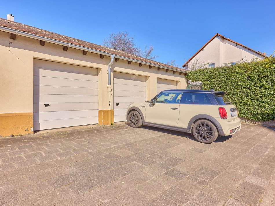 3 Garagen und 3 Stellplätze