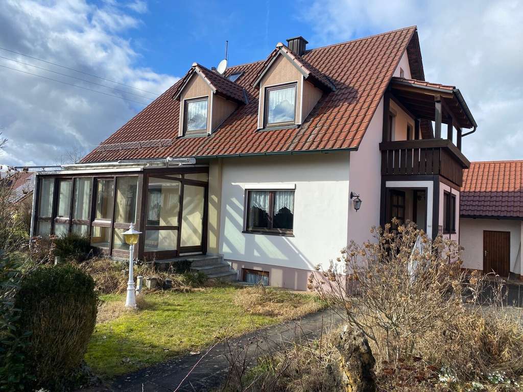 Immobilie in Ihrlerstein - Einfamilienhaus mit Garage und Nebengebäuden in sonniger, ruhiger Siedlungslage in Ihrlerstein - Bild 1