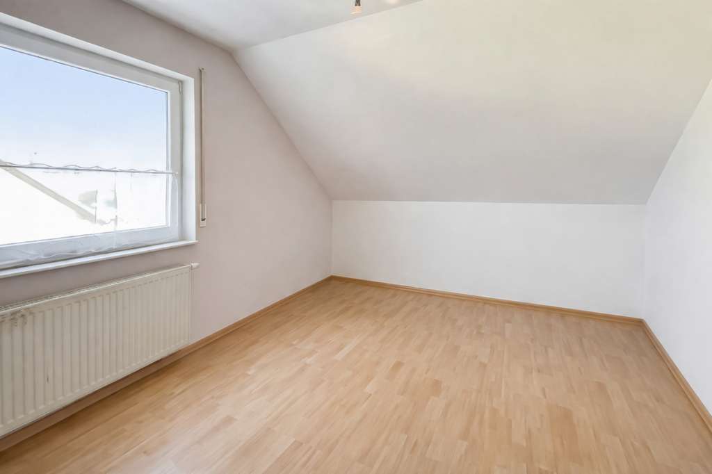 Immobilie in Veitshöchheim - Charmante Dachgeschosswohnung mit Balkon und zwei Stellplätzen - Bild 2