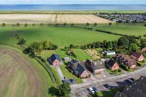 Großzügiges Zweifamilienhaus in unmittelbarer Nähe zur Nordsee – Die vollständige Adresse der Immobilie erhältst du vom Anbieter., 26553 Dornum – Vorschaubild 1