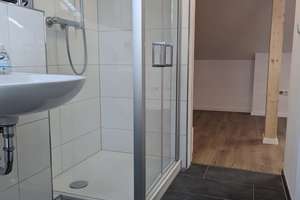 Wohnen mit Charakter: Lichtdurchflutete 2 Zimmer Dachgeschosswohnung in Uninähe