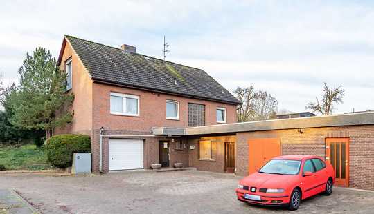 Bild von Großzügiges Wohnhaus mit Garten, Garagen und Ackerland