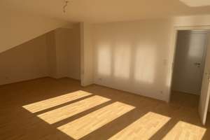 Großzügige 3-Zimmer-Dachgeschosswohnung mit Sonnenbalkon und Blick ins Grüne – Baackesweg 60, 47804 Kempener Feld/Baackeshof, Krefeld – Vorschaubild 3