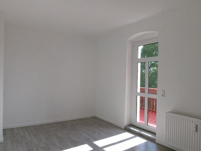 Oelsnitz/Erz.: 3 lichtdurchflutete Zimmer und großer Balkon, ruhige Lage
