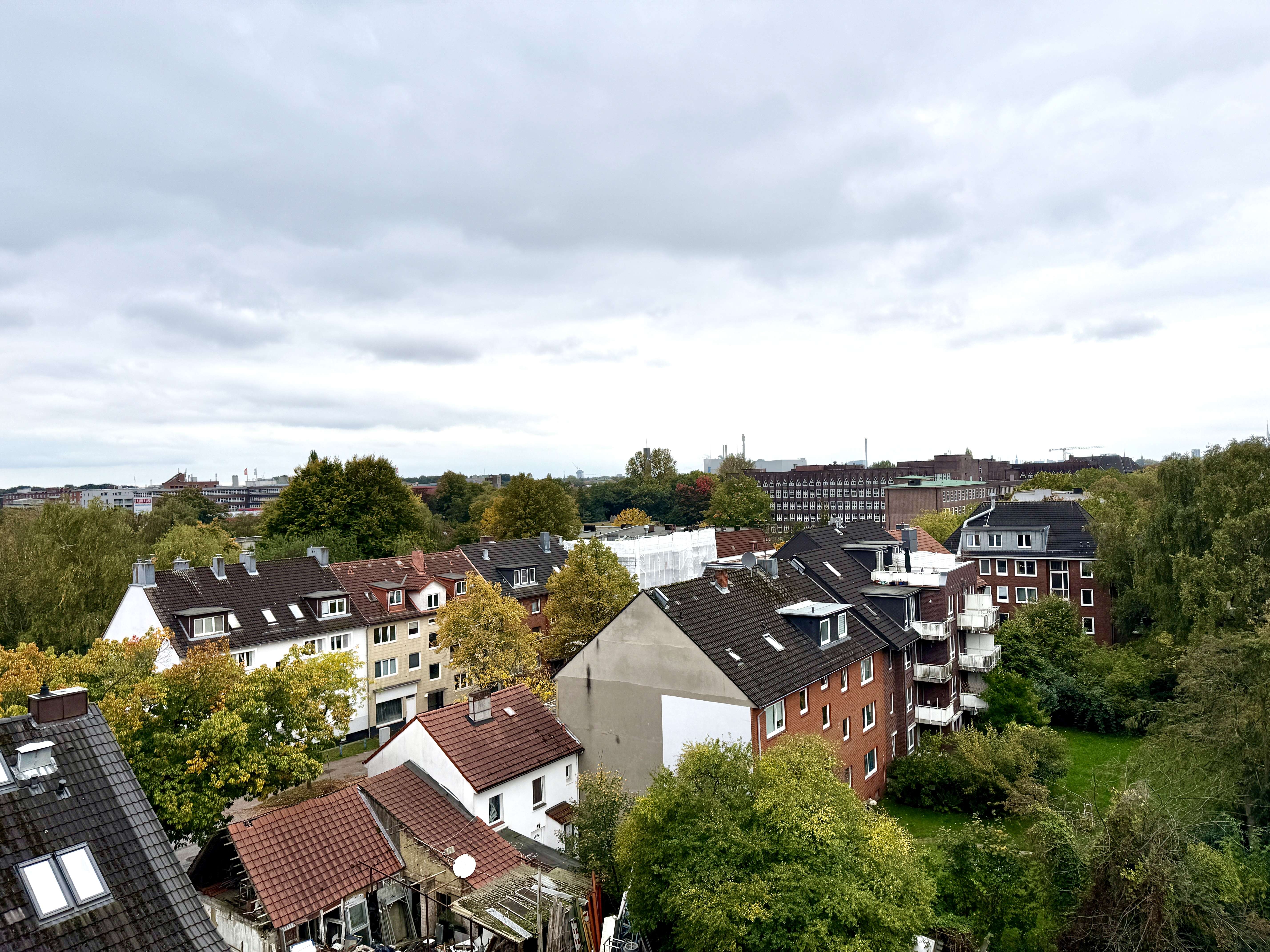 Wohnen mit Ausblick: Helle 2-Zimmer-Wohnung mit Süd­balkon und TG-Stellplatz, Hamburg – Bild 1