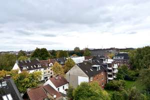 Wohnen mit Ausblick: Helle 2-Zimmer-Wohnung mit Süd­balkon und TG-Stellplatz