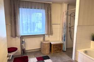 Der eigene Garten inklusive: Wohnung in Metten mit ca. 300 m² Freifläche, Garage & Stellplatz – Die vollständige Adresse der Immobilie erhältst du vom Anbieter., 94526 Metten – Vorschaubild 5
