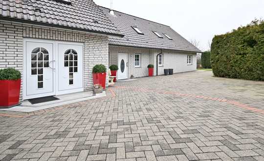 Wohnen und Arbeiten - tolles Zweifamilienhaus, Büro, Halle in traumhafter Lage am Naturschutzgebiet!