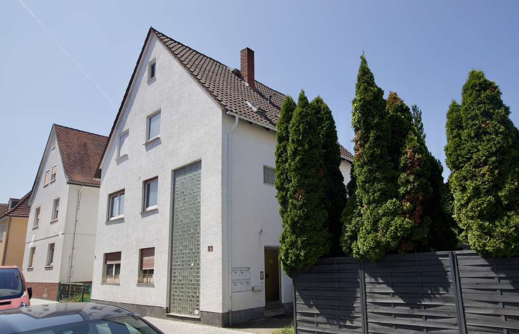 Immobilie in Darmstadt - Charmantes Mehrfamilienhaus mit Potenzial – sanierungsbedürftige Liegenschaft mit Garten und Garagen - Bild 1