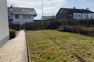 Dachgeschosswohnung mit neuen Dachfenstern, Tageslichtbad, Einbauküche und Gartenmitbenutzung