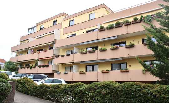 Ankommen & Genießen: Bezugsfreie sonnige 3-Zimmerwohnung mit Balkon und eigenem Stellplatz