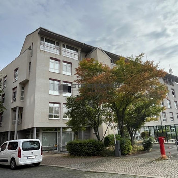 Komplettes Gebäude zur Alleinnutzung möglich: Zentrumsnah - Flexible Raumaufteilung - Parkplätze