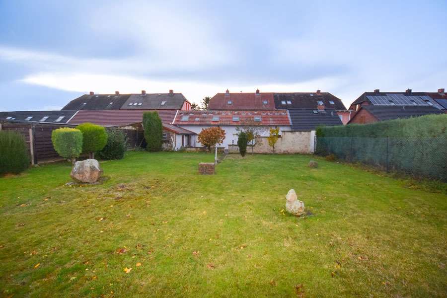 Viel Raum für Ideen: Sanierungsbedürftiges Zweifamilienhaus mit Nebengebäude und großem Garten., Helmstedt Kreis – Bild 1