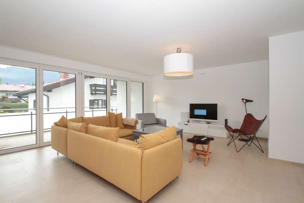 Stilvolle 3-Zimmer-Wohnung mit sonnigem Balkon und Bergblick