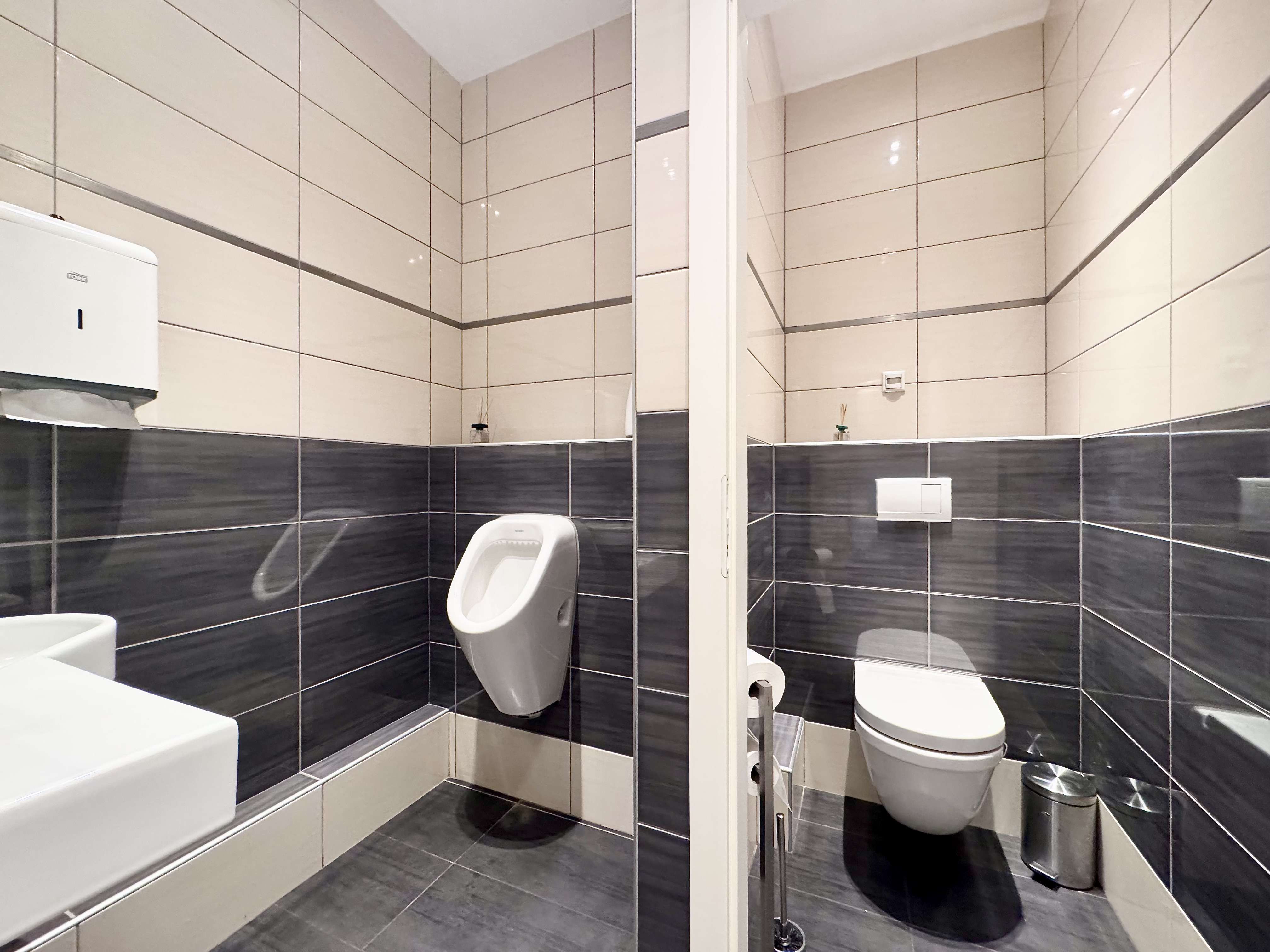 Immobilie in Schwalmtal - • Großzügiges WOHNHAUS mit separater Einheit • 360 m² Fläche in zentraler Lage von WALDNIEL... - Bild 2