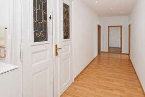 Großzügige 5-Zimmer-Wohnung mit Balkon und Stellplatz in gepflegtem Mehrfamilienhaus – Die vollständige Adresse der Immobilie erhältst du vom Anbieter., 4249 Großzschocher, Leipzig – Vorschaubild 2