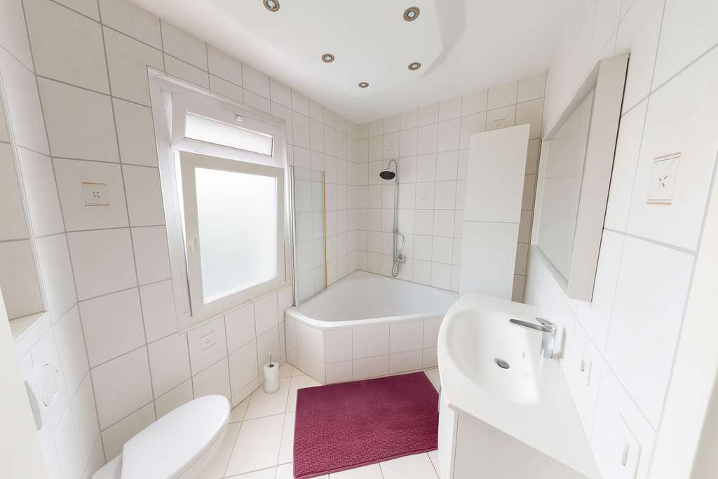 Immobilie in Weilheim an der Teck - Großzügige 3-Zimmer-Wohnung mit Südbalkon – stilvoll wohnen in Altbauvilla in Weilheim/Teck - Bild 4