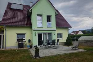 Hochwertiges Architektenhaus (Baujahr 2012, Erstbezug 2013) – KfW-70-Einfamilienhaus in traumhafter  – Am Kugelfang 1, 91220 Schnaittach – Vorschaubild 1