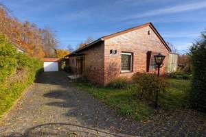 Heller Bungalow mit Wintergarten auf weitläufigem Grundstück