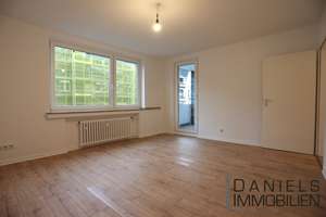 SCHÖNE HELLE RENOVIERTE 2 ZIMMER WOHNUNG IM HERZEN VON ELLER, LAMINAT, BALKON