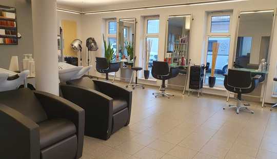 Bild von Einfamilienhaus mit Friseursalon im EG, im OG eine Wohnung
