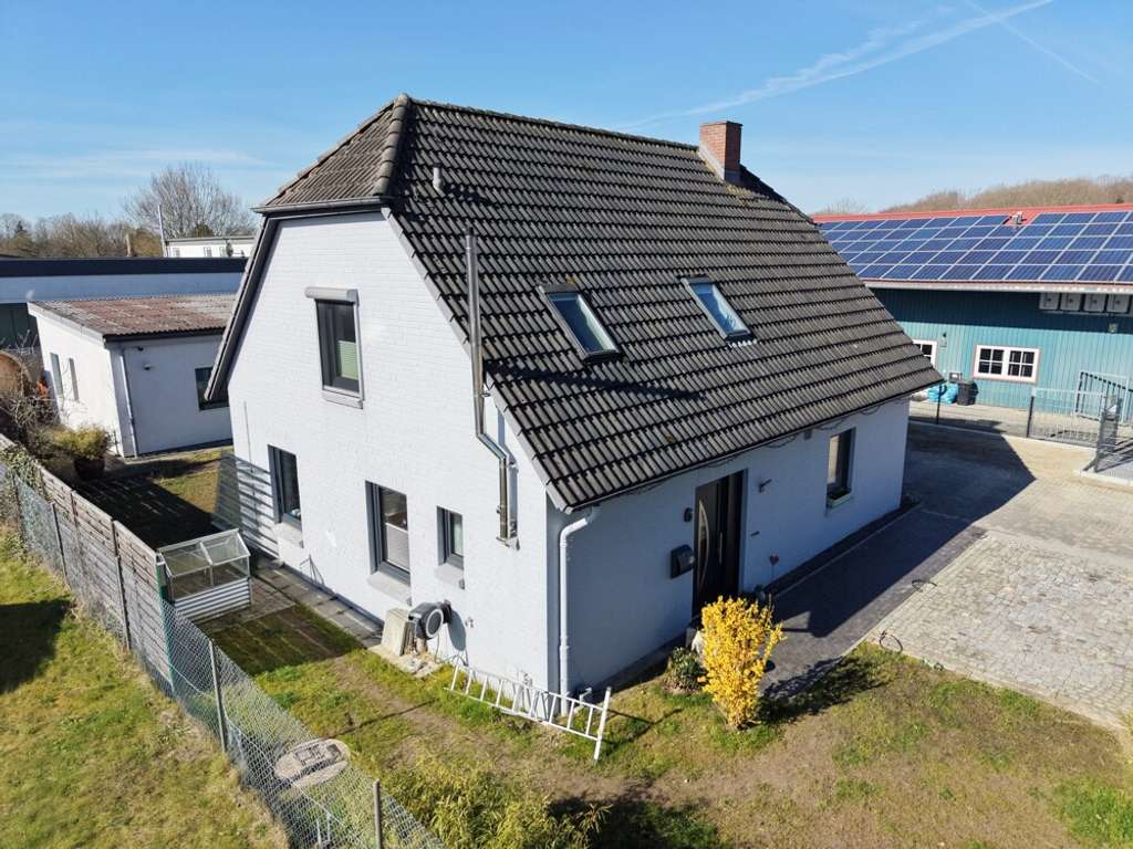 Immobilie in Heikendorf - Attraktives Einfamilienhaus mit Werkstatt im Gewerbegebiet Heikendorf - Bild 0