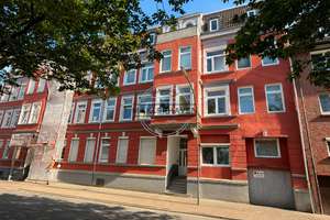 Überraschend anders. Charmante Wohnung mit Garage und viel Gestaltungspotenzial