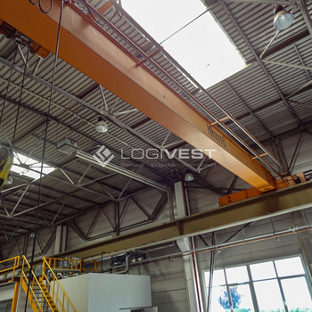 Produktionshalle mit Kran