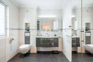Zeitlose Eleganz und luxuriöses Wohngefühl in Villa mit beheiztem Pool – Die vollständige Adresse der Immobilie erhältst du vom Anbieter., 14612 Falkensee – Vorschaubild 11